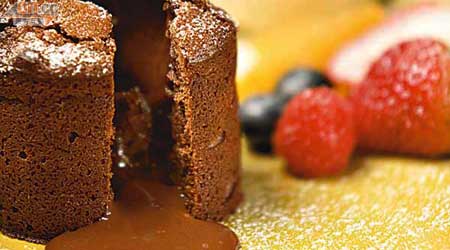 Passion Fruit Warm Chocolate Cake $68<BR>流心朱古力蛋糕是朱古力迷必吃之選，食厭了傳統口味，不妨考慮這個於微暖Valrhona Manjari朱古力內加入百香果的款式，配上雲呢拿雪糕來吃，酸甜度剛剛好。