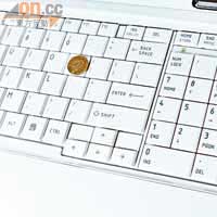 Full-size鍵盤有獨立數字Keypad，做功課、打文件更加方便。