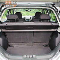 車身一覽<br>Tiida尾箱的標準容量為289公升，足可放置多件行李。