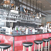 Wooloomooloo Prime設有酒吧及餐廳部分，先暢飲後開餐，夠晒方便。