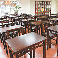 課室的布置猶如中國茶寮，學員可跟同學、老師一邊品茗一邊聽課。