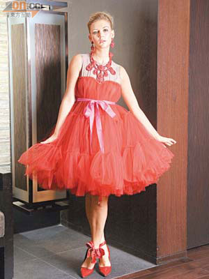 紅色三層雪紡裙	$1,990<br>耳環	$199<br>頸鏈	$399