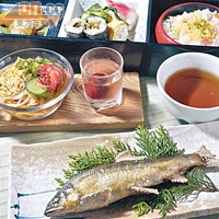 定食中有不少四萬十川的名產，如河蝦、香魚、鰻魚等。