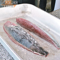 經過去皮拆骨後的鰹魚，只要灑上海鹽便已足夠。