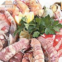從東南亞入口的時令海產十分新鮮，包括海螺、海蝦、花蟹、瀨尿蝦及花甲皇等，肉質鮮甜。