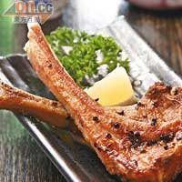 燒羊鞍<br>師傅選用來自新西蘭的羊鞍肉，只簡單用上海鹽及胡椒調味，燒至七成熟，十分Juicy。
