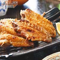 鹽燒雞翼<br>新鮮雞翼先用多種秘料醃至入味，邊燒邊加海鹽，雞皮脆卜卜，肉質出奇地幼嫩。