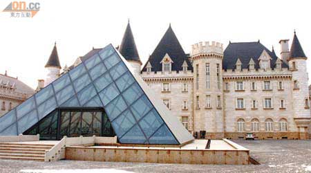 仿羅浮宮的玻璃金字塔，是進入酒堡博物館的入口。