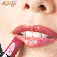 Step 8由於整個妝容顏色偏淡，雙唇的顏色一定要較搶眼。簡單搽上紅色唇膏，凸顯美感。