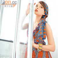 橙×黑×白色圖案連身長裙 $5,360、橙×藍色絲巾 $1,040