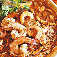 食量許可不妨來一客大碗裝叻沙，分量特多，蝦亦很大隻，（RM5.5，約HK$13.8）。