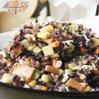 靈芝菇紫米素炒飯 $45 <BR>紫米飯很有嚼頭，而且營養豐富，混合靈芝菇，味道清香，是素食者的好選擇。