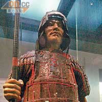 它由201片皮甲所砌，是現今發現中國最早的皮甲冑。