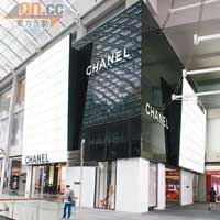 16米高的特大外牆，飾以LED燈製成的Chanel標記，極之搶眼。