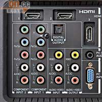 HDMI屬1.3版本，機背備有3組，另一組位於機側。