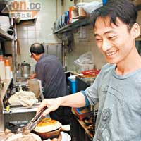 朱生由在新翠華做替工到進身大廚，直至現在開設紹華小廚當老闆，最耍家還是煮煲仔飯。