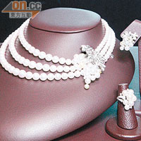 18K白金Akoya三項式<br>珍珠鑽石頸鏈　$521,000<br>耳環　　　　　$123,000<br>戒指　　　　　$18,900