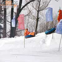 玩雪上飛碟山頂價¥20/30分鐘（約HK$24），山腳價¥80/30分鐘（約HK$96）。