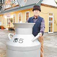 他就是廣瀨牧場主人，廣瀨博昭先生，牛牛都是他養的。