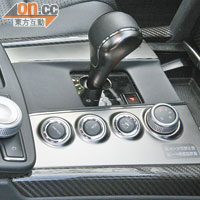 波棍台有多項操控按鈕，包括（左起）：AMG記憶駕駛、懸掛設定、動態循迹控制及4種不同駕駛模式。