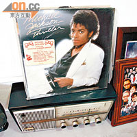 其中一張收藏品是Michael Jackson的LD碟，非常經典。
