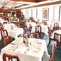 Morton's of Chicago, The Steakhouse來自美國，不少名人明星均是座上客，除了以牛扒馳名外，亦供應多款龍蝦菜式。