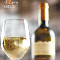令龍蝦鮮味盡出……白酒<br>Wine and Dine向來是天作之合，像這款白酒Elena Walch, Pinot Grigio Alto Adige, 2009（$90/杯），果香滿溢，香甜順喉，食龍蝦時不妨配襯品嘗。