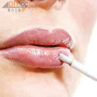 Step 8<BR>用橙粉紅色唇膏在雙唇打底，最後搽上灰色唇彩，營造瘀粉紅色唇色。
