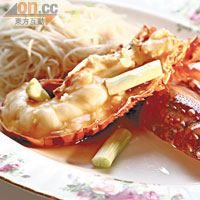 高湯龍蝦焗素麵 $300<br>選用10両重的本地龍蝦，蝦味濃且分量適中，肉質夠晒鮮甜。