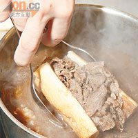 牛肉夾入麵包後，把整個包蘸滿肉汁，即成肉汁豐腴的三文治。