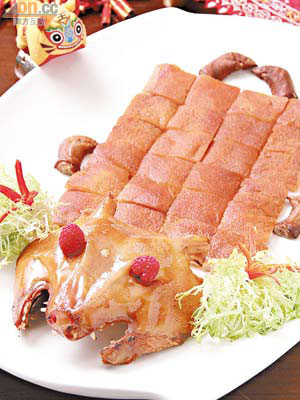 鴻運乳豬全體<br>選3至4公斤重的乳豬全隻上桌，夠晒派頭，乳豬皮外層脆得很，肥瘦適中，吃落甘香。