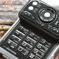 滑蓋可見傳統的數字鍵，打短訊及撥號更方便。