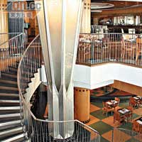 貫穿餐廳上下兩層的圓柱，原本是煙囪，已有逾50年歷史。