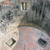 碉樓的牆上設有小孔，用來對盜匪施放硫酸、滾水或冷槍等。