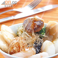這個Q版一品盆菜有齊大蝦、帶子、鮑片及素翅等，以秘製的蠔汁蒸煮，讓你淺嘗圍村風味。