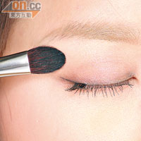 Step 2再次用上淺色眼影，掃在眉骨位置，突出眼部輪廓。