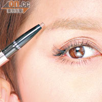 Step 3用上Eye Brow Liner描畫理想眉形，重點是眉頭淺色，眉尾深色。