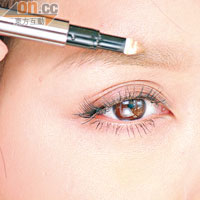 Step 4利用Eye Brow Powder將眉色Blend鬆，令眉形更自然。