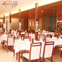 餐廳雖供應傳統粵菜，但格局卻甚為摩登，更有西式卡位雅座為食客提供優雅的用餐環境。