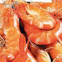 油泡海蝦<BR>用上4、5吋長的海蝦，以油爆得香口惹味，蝦肉新鮮爽口。聯哥說，蝦的鮮紅色正好點綴盆菜的沉實色彩。