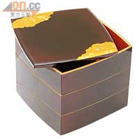 黑色漆木全盒，配上金色花紋，低調有型。$798.4（a）