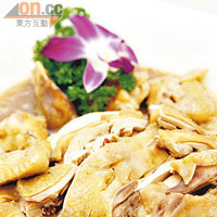 瑤家炊雞，是地道菜式之一，試完之後便會明白甚麼是雞有雞味！每隻人民幣88（約HK$104）。