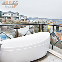 別墅主人房的露台設有浴缸，讓你獨享溫泉。
