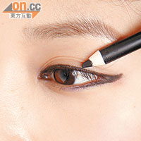 Step 2：上眼線亦用黑色眼線筆由眼頭畫起，與下眼線於眼尾連接。
