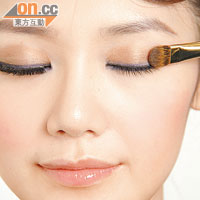 Step 4：於整個眼窩位置掃上啡色的眼影，加強眼部輪廓。