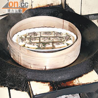 清清哋嘅客家釀豆腐，是張太自家製的，滑不留口。