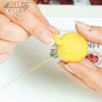 捏出5條小如手指甲的麵粉條，輕力貼於果實底部。