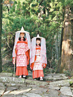 穿上紅噹噹平安時代服裝行熊野古道，包保大家由年頭紅到年尾。