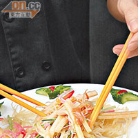 將沙律醬倒進材料內，用筷子拌勻後即可品嘗，撒點芝麻更香脆。