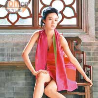 SPORTMAX粉紅色間條背心裙 $6,880（l）、Yue Hwa粉紅色及綠色雙面絲巾 $330（b）、H&M粉紅×米色高踭鞋 $699（h）